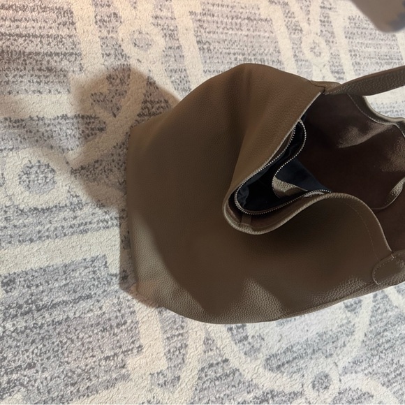 Elegant Taupe Leather Tote Bag - Picture 2 of 5